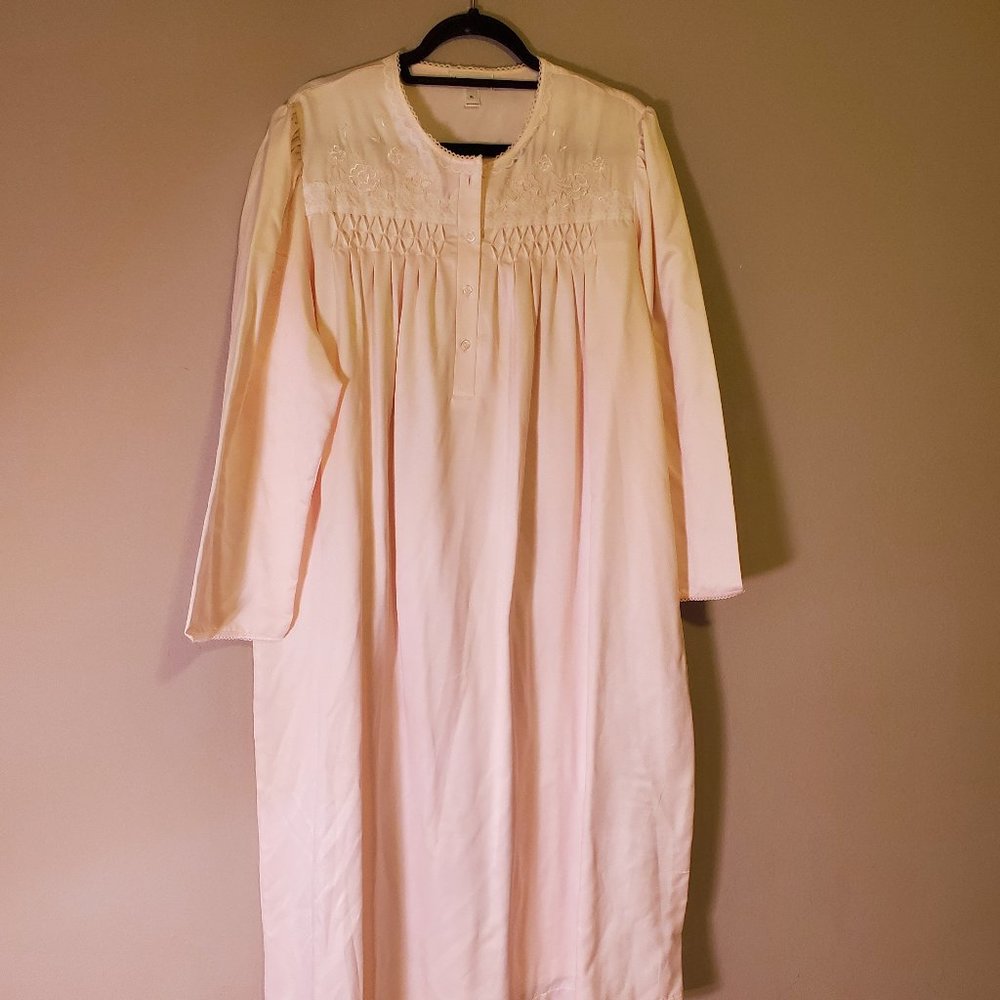 NEW - Never Been Worn - Miss Elaine housecoat - Super soft - Light Pink XL